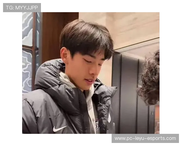 颜值与实力并存足球场上的高颜值球星们引领时尚潮流